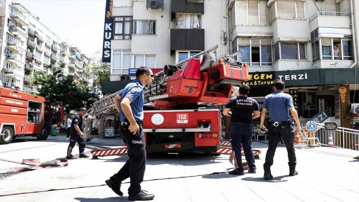 Antalya'da apartmanın en üst katında yangın çıktı! Film izler gibi izlediler