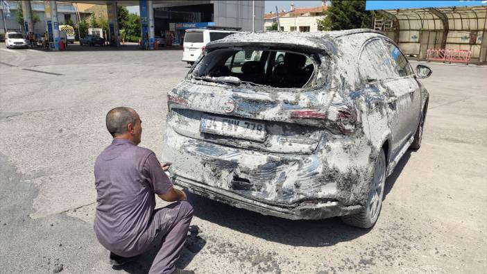 Hafriyat kamyonundaki beton otomobilin üzerine döküldü