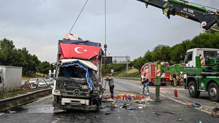 Esenyurt'ta sebze yüklü kamyon devrildi: 1 ölü, 1 yaralı