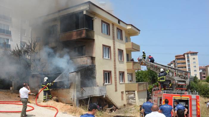 Kundaktaki bebek yangından son anda kurtarıldı