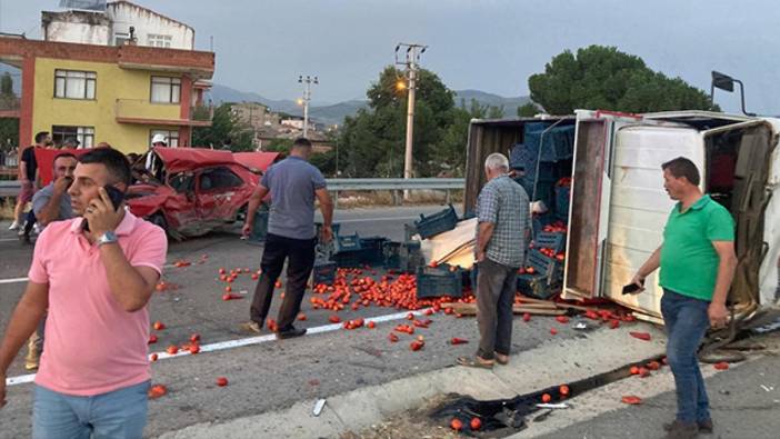 İzmir'de kamyonetle çarpışan otomobilin sürücüsü hayatını kaybetti