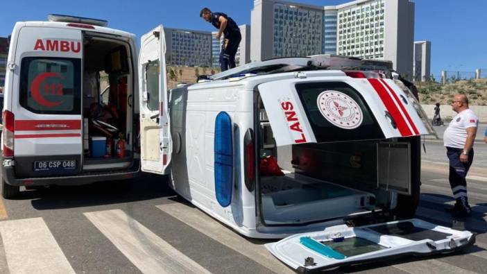 Ankara'da ambulans devrildi: Yaralılar var