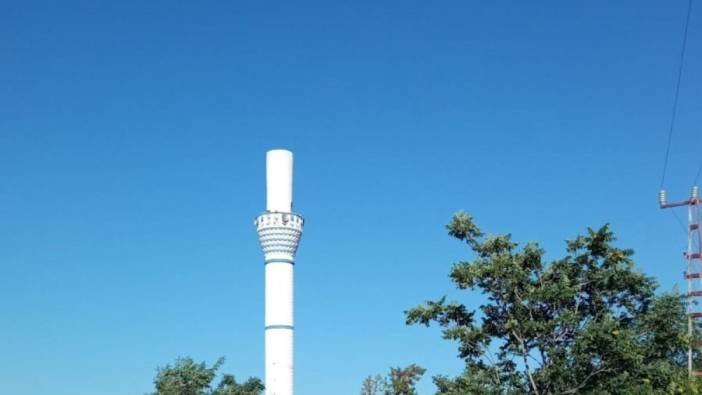 Fırtına cami minaresini yıktı