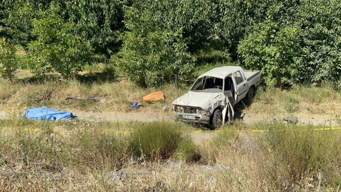 Şarampole devrilen kamyonette yaşlı çifti ölüm ayırdı