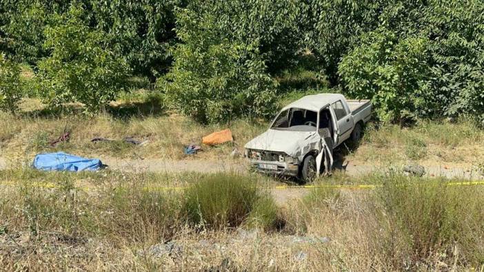 Şarampole devrilen kamyonette yaşlı çifti ölüm ayırdı