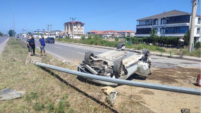 Önce patpata sonra direğe çarpan otomobil takla attı: 4 yaralı