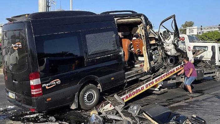 Antalya'da korkutan kaza!  Tur minibüsü TIR'a arkadan çarptı: 2 ölü, 10 yaralı