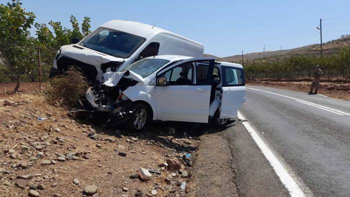 Siirt'te minibüs ve hafif ticari aracın çarpışması sonucu 6 kişi yaralandı