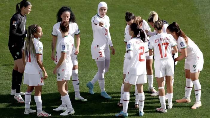 Dünya Kupası tarihinin ilk başörtülü futbolcusu oldu!