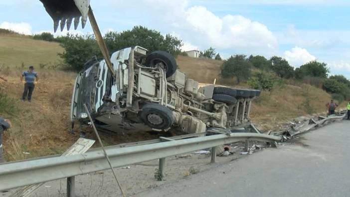 Pendik'te hafriyat kamyonu devrildi