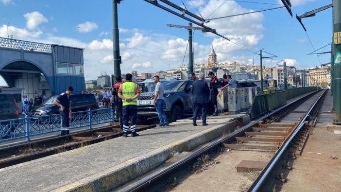 Galata Köprüsü'nde  bir araç tramvay yoluna girdi