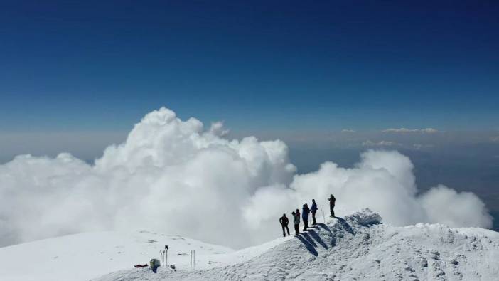 Yabancı turistler Ağrı Dağı zirvesinde çıktı