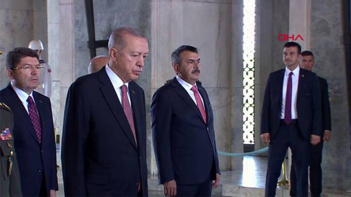 Cumhurbaşkanı Erdoğan ve YAŞ üyeleri Anıtkabir’i ziyaret etti