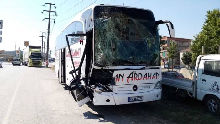 Bursa'da 3 aracın karıştığı kaza kamerada: 2 yaralı