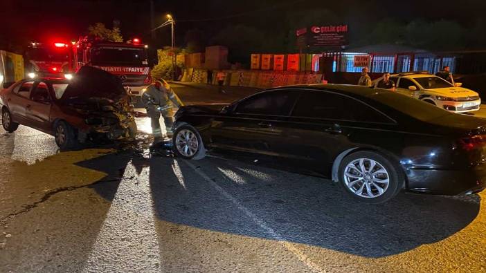 İki otomobil kafa kafaya çarpıştı: 3 ağır yaralı