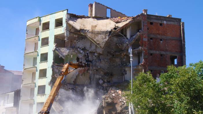 Elazığ’da ağır hasarlı binaların yıkımı devam ediyor