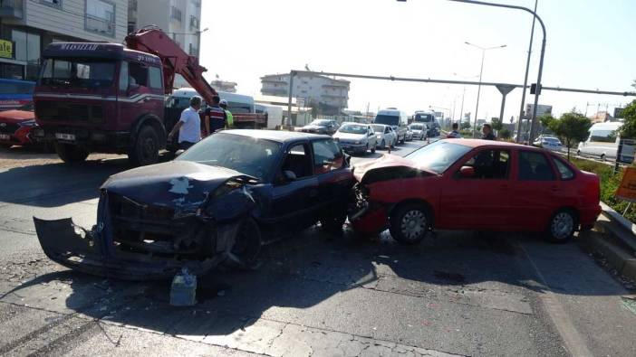 Hızını alamadı, kırmızı ışıkta bekleyen araçlara daldı: 2 yaralı