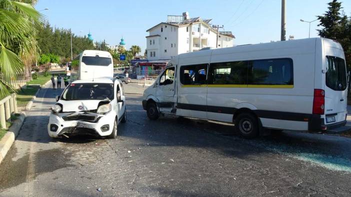 Antalya’da otel servis otobüsü 2 araca çarptı: 6 yaralı