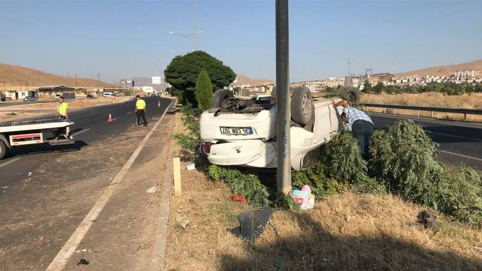 Otomobil aydınlatma direğine çarptı, takla attı: 4 yaralı