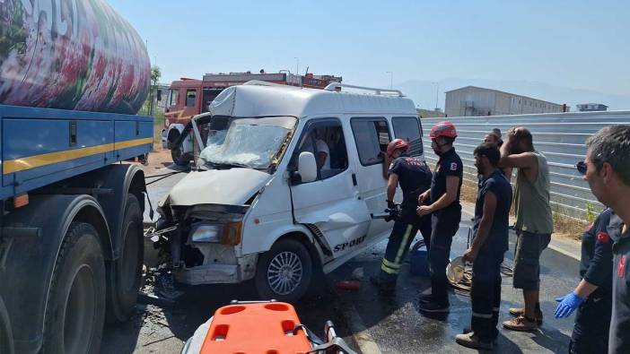 Sulama tankerine çarpan minibüsün sürücüsü yaralandı