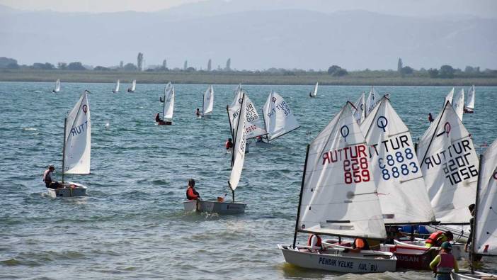 İznik Gölünde heyecan dolu yelken yarışları