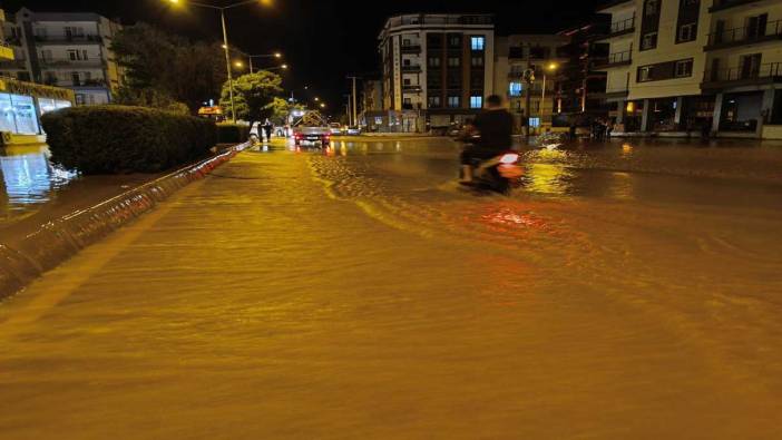 İzmir’de hareketli gece: Ana boru patladı, 2 mahalleyi su bastı