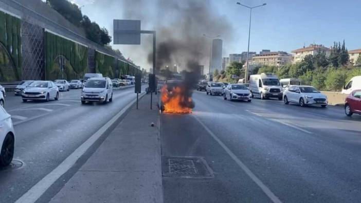 Maltepe’de hafif ticari araç alev aldı