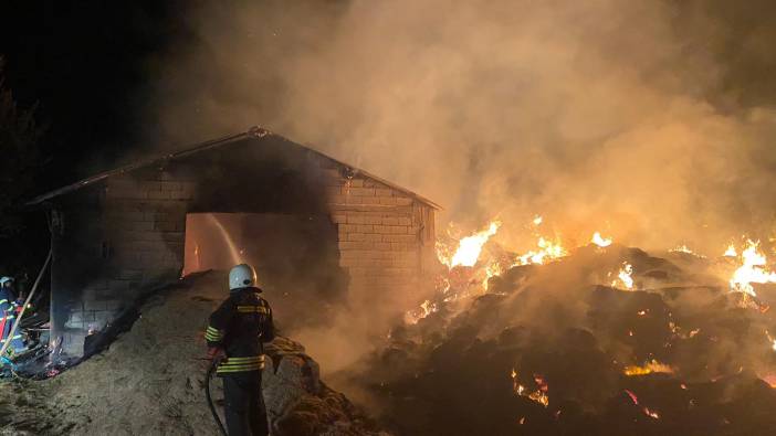 Erzincan'da 100 ton saman bulunan depo yandı