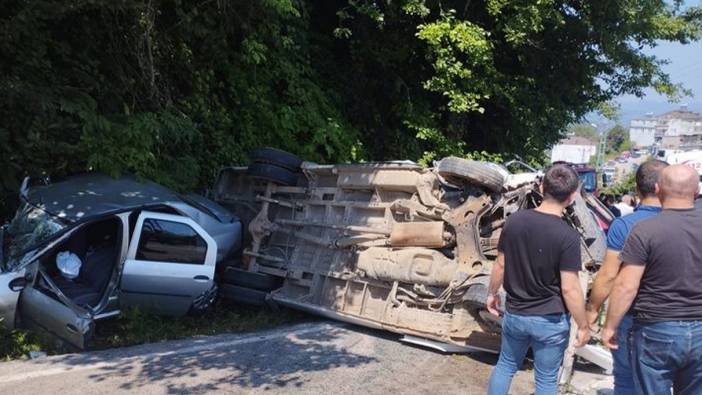 Fındık işçilerini taşıyan minibüs ile otomobil çarpıştı: 3'ü ağır 17 yaralı