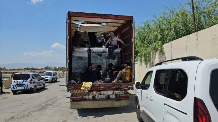 Erzincan'da 64 düzensiz göçmenin yakalandığı tırın sürücüsü tutuklandı