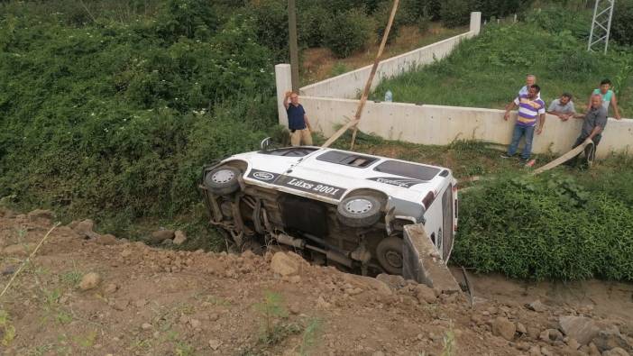 Samsun'da minibüs şarampole devrildi: 13 yaralı