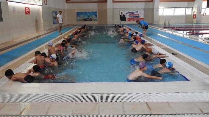 Kilis’te depremzede çocuklara yüzme eğitimi