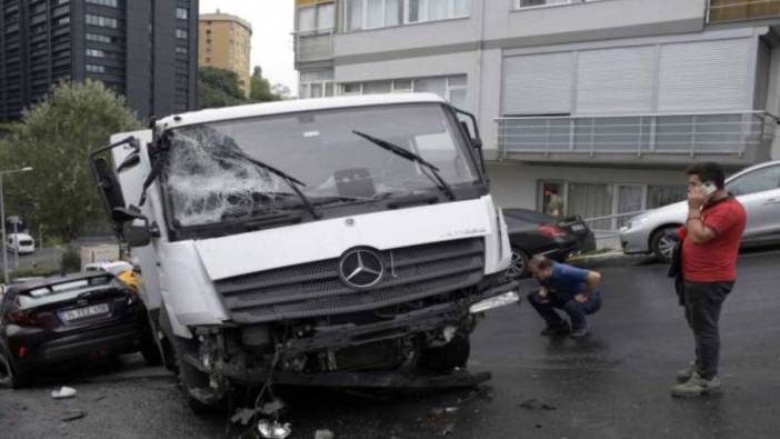 Kayganlaşan yolda yokuştan inen kayan kamyon 7 araca çarptı