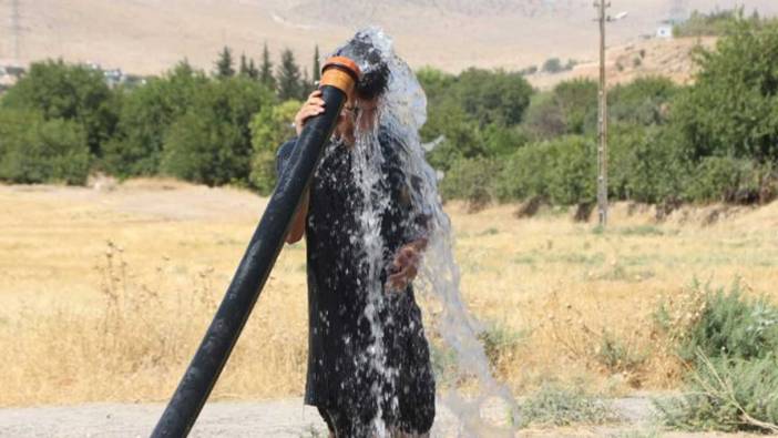 Sıcaktan bunalan vatandaş tarım sulama hortumu ile serinledi