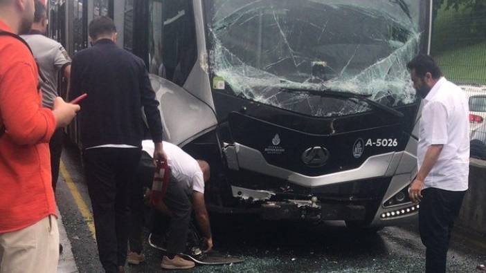 Üsküdar'da metrobüsler çarpıştı