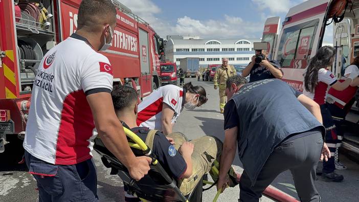 Arnavutköy'deki fabrika yangınında bir itfaiye eri yaralandı