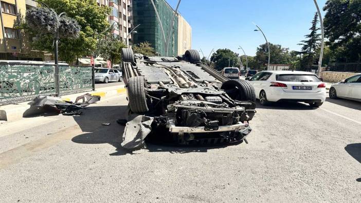 Elazığ'da hafif ticari araçla çarpışan otomobil takla attı: 3 yaralı