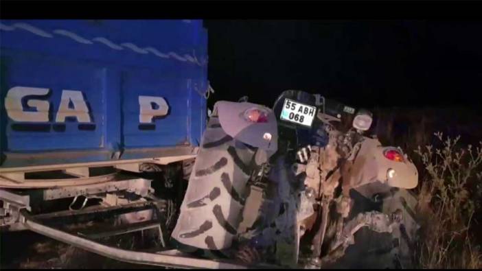 Otomobil saman yüklü traktöre çarptı: 5 yaralı