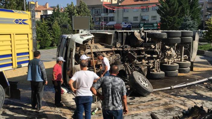 Kayseri'de faciadan dönüldü: Freni paylayan kamyon ilçe meydanına uçtu