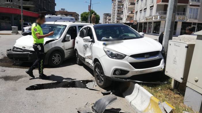 Adıyaman’da 2 araç çarpıştı: 3 yaralı