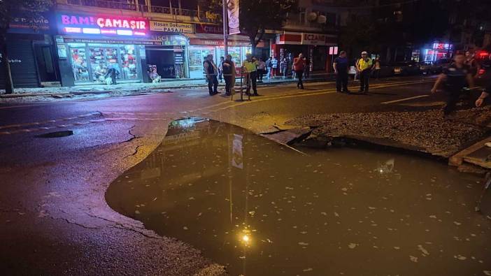 Düzce’de kentin göbeğinde su borusu patladı asfalt yol çöktü