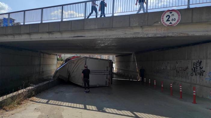 Yüksekliği hesaplayamadı, köprüye takıldı