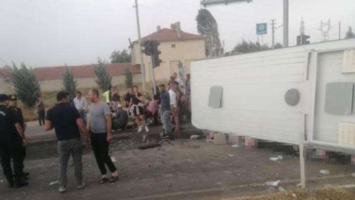 Afyon'da midibüs devrildi: Çok sayıda yaralı var