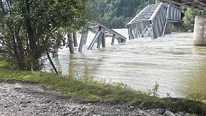 İtalya’da nehir taştı, sokaklar çamurla kaplandı