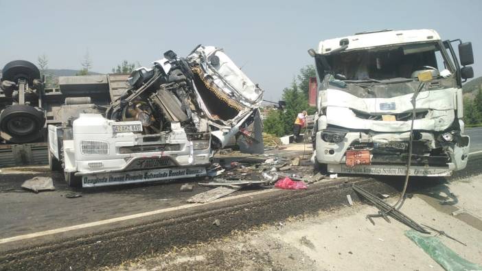 Bilecik'te saman yüklü tır ile kimyasal madde yüklü tanker kafa kafaya çarpıştı, 2 yaralı