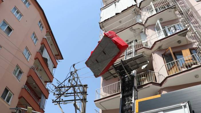 Bu kez  elektrik tellerine kuş değil koltuk takıldı