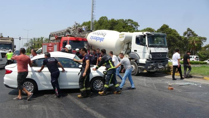 Beton mikseri ile otomobil çarpıştı: 1'i ağır 4 yaralı