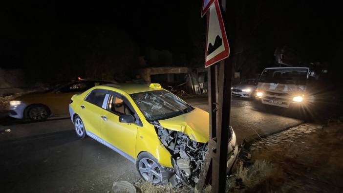 Ticari taksi önce yayaya ardından direğe çarptı!