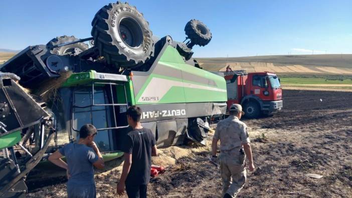 Kars'ta yanan biçerdöver devrildi