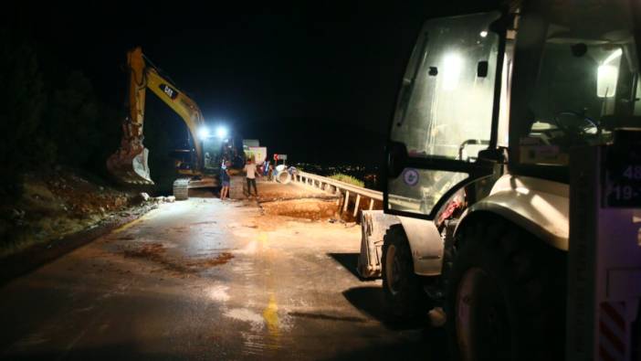 Bodrum'da içme suyu hattındaki patlama nedeniyle yol çöktü